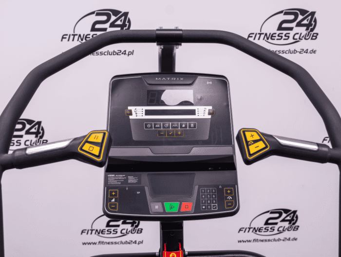 Fitness_Club_24_Matrix_Performance_Led_Console_Climbill